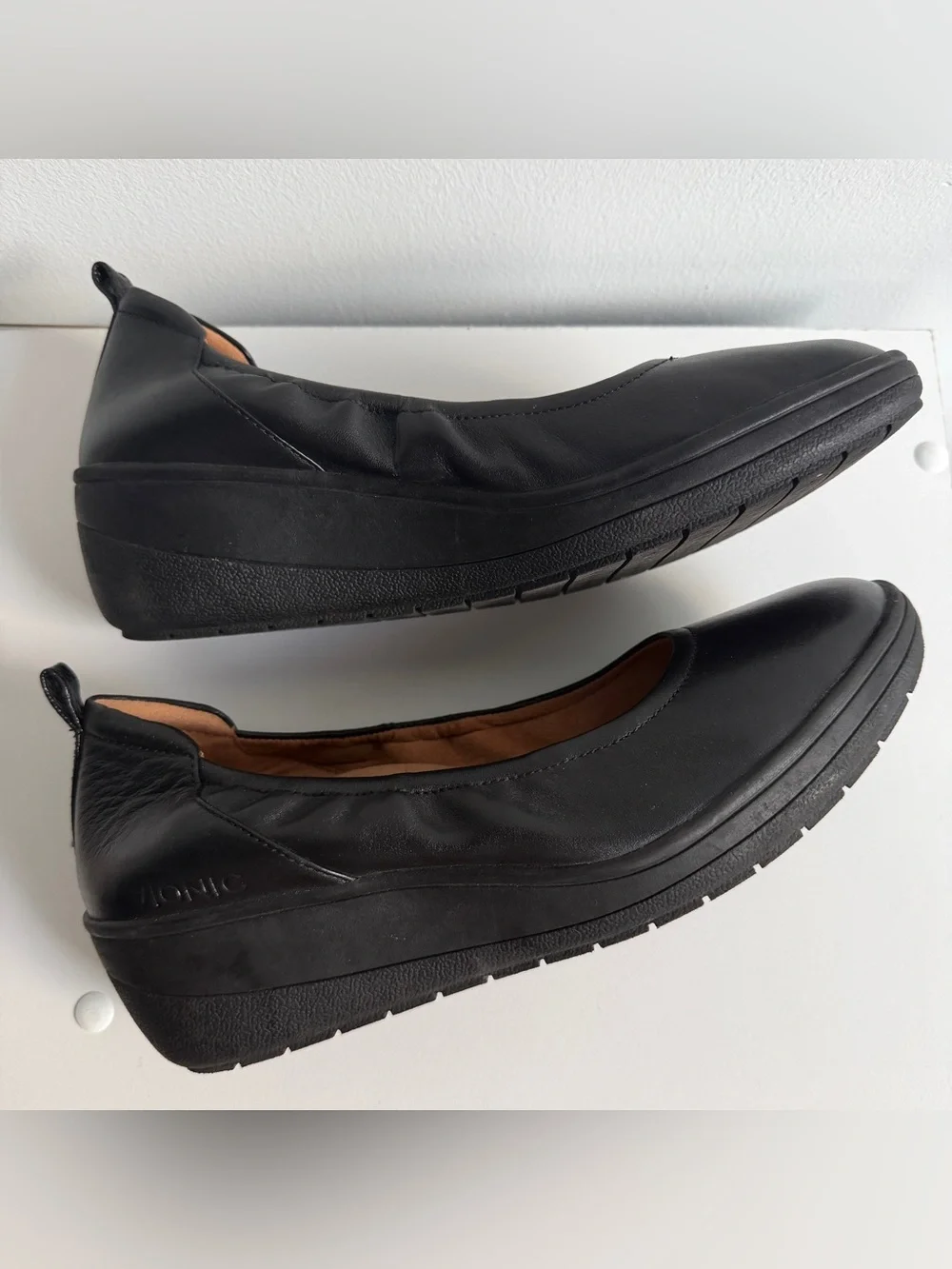 EUC Vionic Black “Jacey” Slip On Wedge Short Heel Round Toe sz 8 supportive